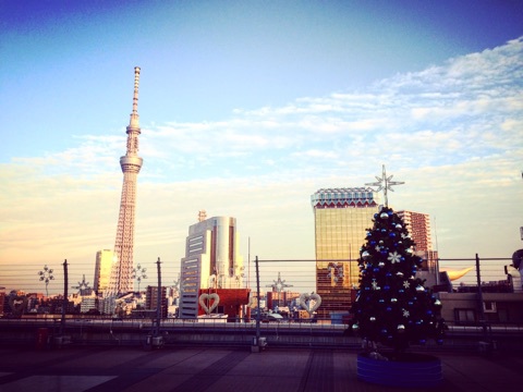 松屋浅草の屋上スカイツリーとクリスマスツリー